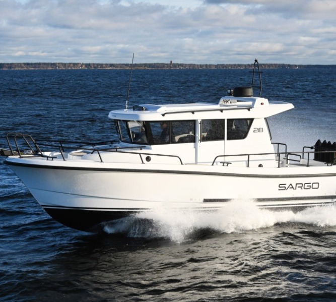 Sargo 28 is equipped with tinted, frameless side windows