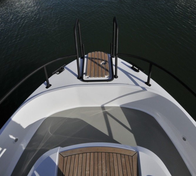 Sargo 33, bow thruster, shore power, keel protection